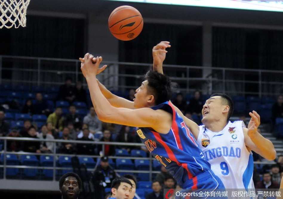 吉布森狂砍六十分主宰冬至大战 青岛队主场大胜天津送对手连败 看台上的青岛球迷们全体起立,挥舞着手中的助威棒,脸上洋溢着激动与自豪,这片蓝色的海洋用最热情的呐喊声陪伴球队战斗到了最后一刻。