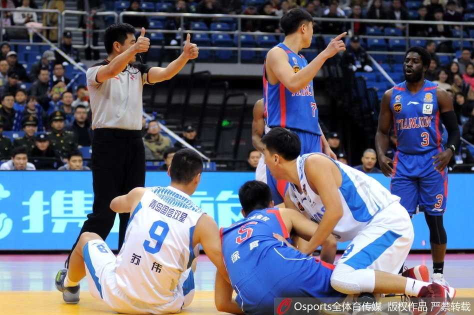 吉布森狂砍六十分主宰冬至大战 青岛队主场大胜天津送对手连败 场边的巩晓彬指导目光如炬,他紧盯着场上瞬息万变的局势,双手拢在嘴边大声呼喊战术,每一个手势都传递着对胜利的渴望和对局势的精准把控。