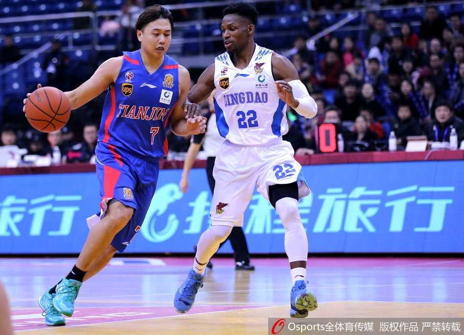 吉布森狂砍六十分主宰冬至大战 青岛队主场大胜天津送对手连败 内线悍将苏伟在天津队禁区筑起铜墙铁壁,他用强壮的身躯卡住有利位置,高高跃起将篮板球稳稳收入囊中,为队友的进攻提供了坚实后盾。