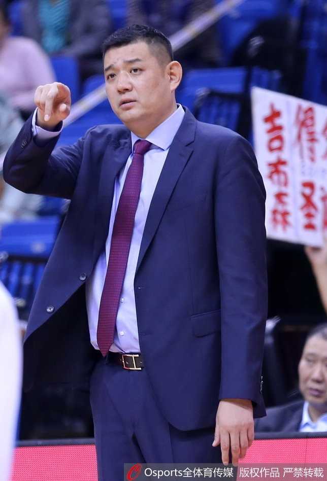 吉布森狂砍六十分主宰冬至大战 青岛队主场大胜天津送对手连败 许家晗犹如一道白色闪电掠过球场,他急速的突破上篮让天津队的防守球员只能望尘莫及,这一刻时间仿佛凝固,只有篮球空心入网的声音清脆悦耳。