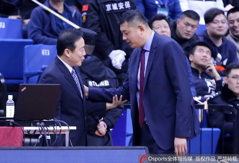 吉布森狂砍六十分主宰冬至大战 青岛队主场大胜天津送对手连败 吉布森如闪电般撕裂天津队防线,他的每一次控球都让主场球迷屏息凝神,仿佛下一秒就能看到皮球划出美妙弧线坠入网窝。