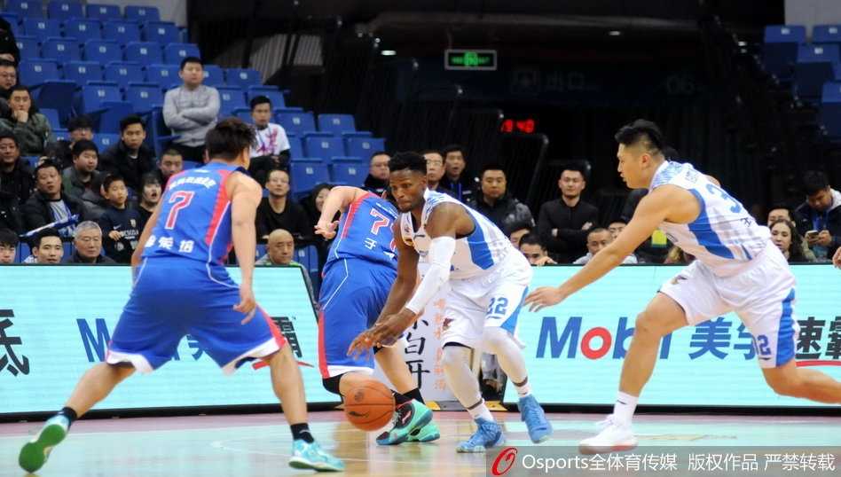 吉布森狂砍六十分主宰冬至大战 青岛队主场大胜天津送对手连败 吉布森与杰特两位超级得分手在场上正面对话,一个眼神的交锋都迸发出浓浓的火药味,这不仅是球队之间的较量,更是两名顶级外援之间的巅峰对决。