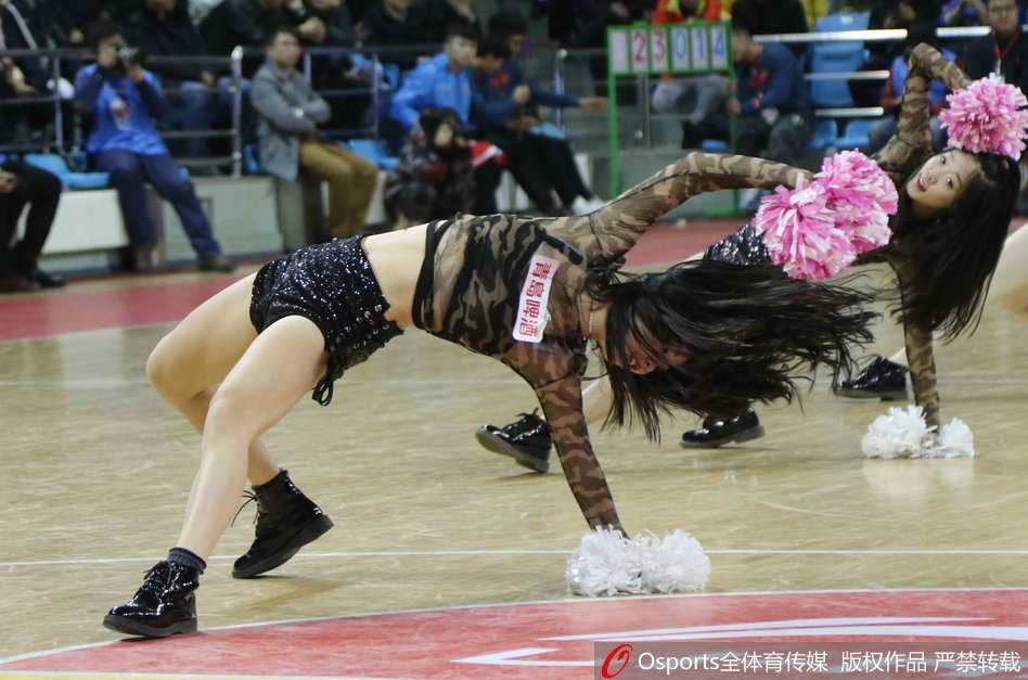 吉林东北虎主场力克北京首钢 篮球宝贝热舞点燃春城之夜 镜头特写捕捉到一位笑容灿烂的篮球宝贝,她身姿挺拔,眼神中充满了对主队胜利的坚定信念