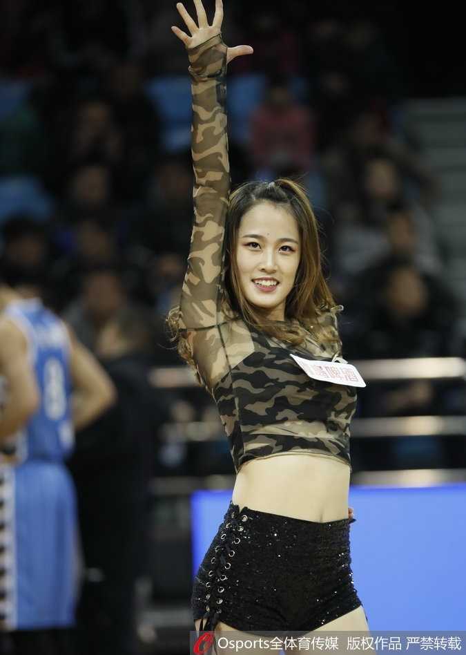 吉林东北虎主场力克北京首钢 篮球宝贝热舞点燃春城之夜 吉林篮球宝贝手持金色花球,在球场中央腾空跃起,充满活力的舞姿瞬间点燃全场热情