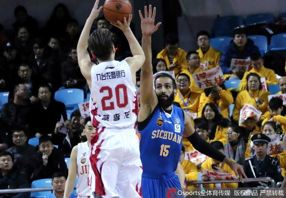 吉林东北虎主场发威终结十连败 送四川五连败 吉林队后卫高诗岩如闪电般突破四川队的双层防线,在空中与对方中锋对抗后,用一个极不协调的姿势将球高抛送入篮筐,表情坚毅果敢。