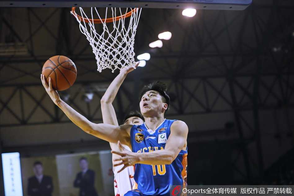 吉林东北虎主场发威终结十连败 送四川五连败 吉林队老将张彪在篮下利用梦幻脚步晃起防守球员,随后轻松打板得分,动作一气呵成,体现了国产内线的扎实技术与丰富经验。