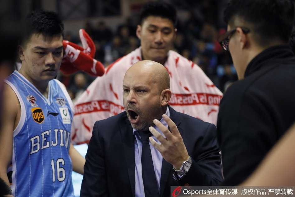 吉林东北虎主场发威,掀翻北京首钢终结连败 吉林外援韦弗在防守球员的紧逼下,依然从容运球,眼神坚毅地观察着场上的局势,仿佛在寻找一击制胜的杀机。