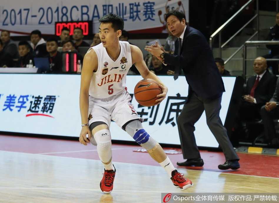 吉林东北虎主场发威,掀翻北京首钢终结连败 高诗岩高高跃起,在空中完成一次关键的抢断,他张开的双臂如同东北虎的利爪,紧紧将球权掌控在自己手中。