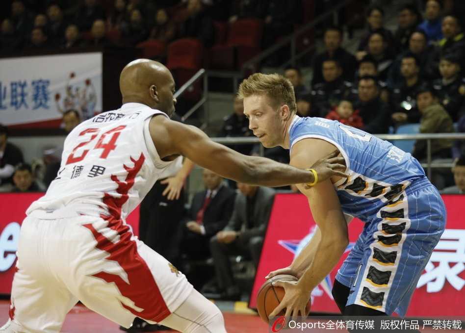 吉林东北虎主场发威,掀翻北京首钢终结连败 兰德里在三人包夹之下强行起跳上篮,身体在空中舒展成一张弓,展现出惊人的核心力量和必胜的决心。