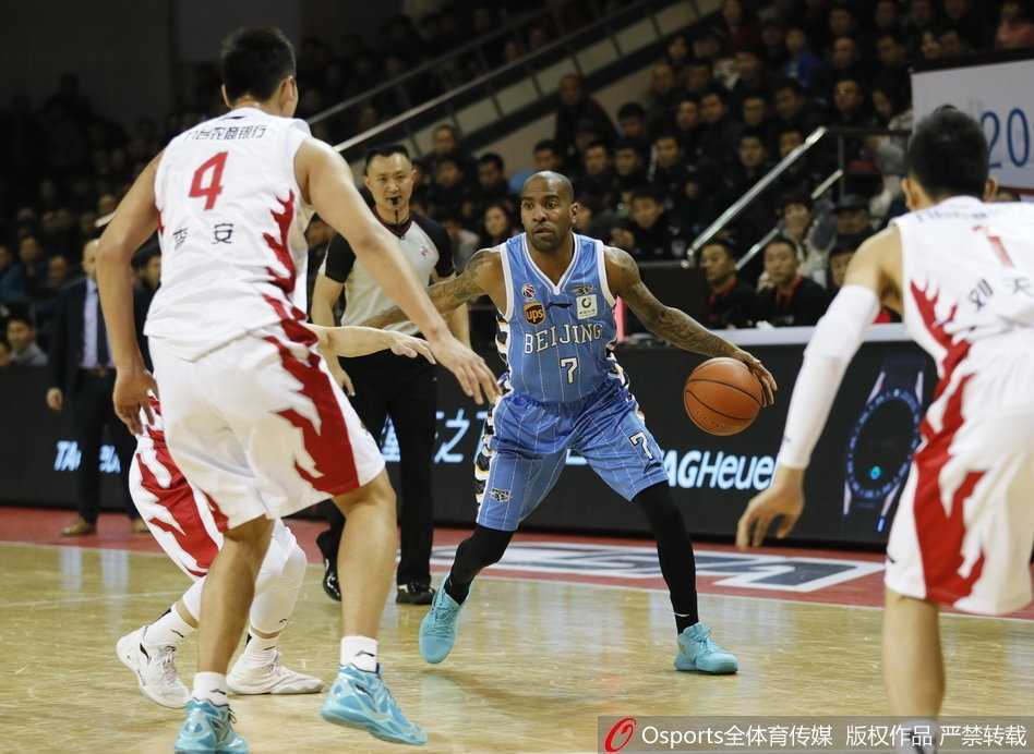 吉林东北虎主场发威,掀翻北京首钢终结连败 兰德里在重重包围之下强硬摘下进攻篮板,他肌肉隆起的手臂和专注的神情,完美诠释了“神鸟”在内线的霸主地位。