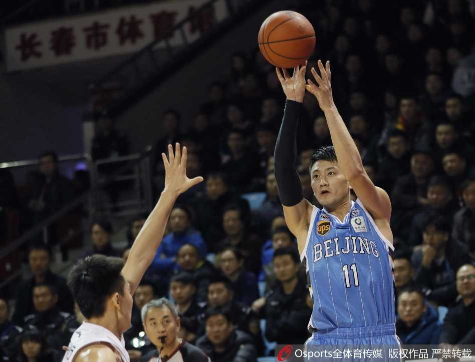 吉林东北虎主场发威,掀翻北京首钢终结连败 获胜后的吉林队员们围在一起激情庆祝,汗水与笑容交织在一起,这一刻的荣耀属于团结一心的东北虎全体将士。