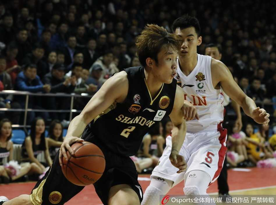 山东队外援劳森如同灵猫般穿梭于吉林队的防线之中，他高高跃起，手中的篮球仿佛黏住一般，在对手的围追堵截下依然稳健地将球送入篮筐。