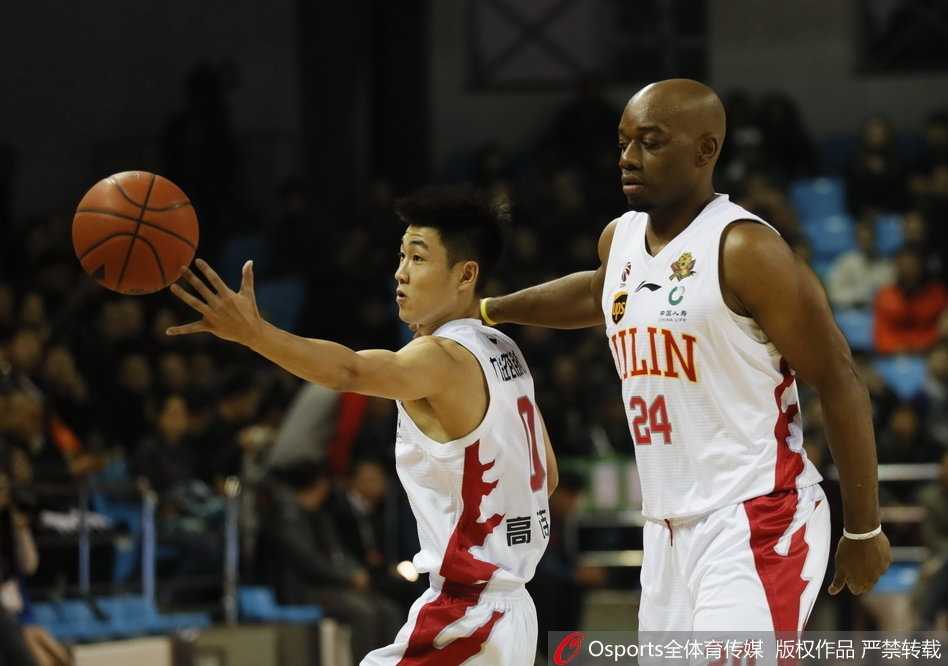 山东队小将潘宁接到队友妙传，眼前一片空旷，他像一只展翅的雄鹰，大踏步杀入内线，单臂高高举起，用一记势大力沉的战斧式劈扣，狠狠地将球砸进篮筐，瞬间点燃了替补席的激情。