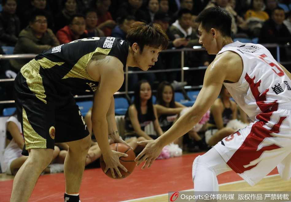 场边的山东队主教练凯撒脸上洋溢着止不住的笑意，他双手环抱在胸前，轻松地看着场上弟子们的表演，这场早早失去悬念的比赛让他难得地享受了一个无比惬意的夜晚。