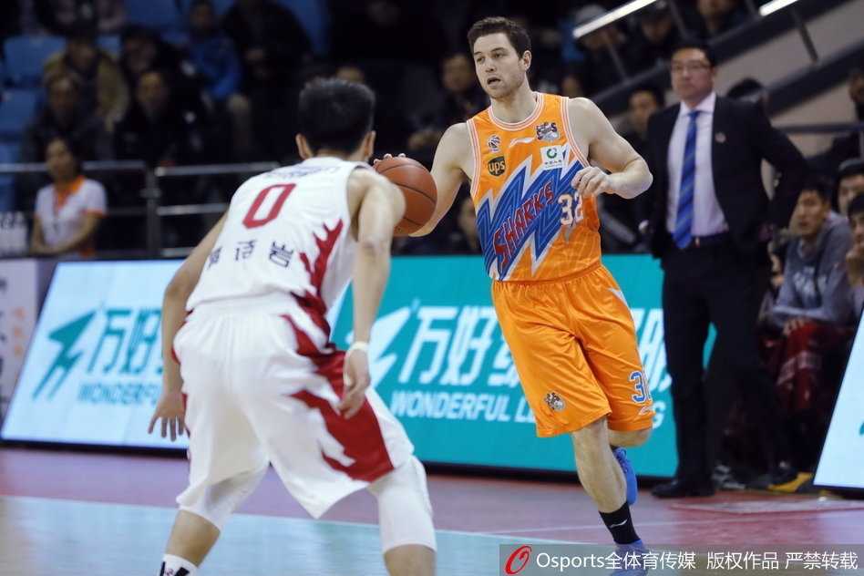 吉林东北虎主场激战上海大鲨鱼,四节苦寒假球衣憾负 双方中圈跳球瞬间,吉林队外援与上海队张兆旭高高跃起,比赛一触即发