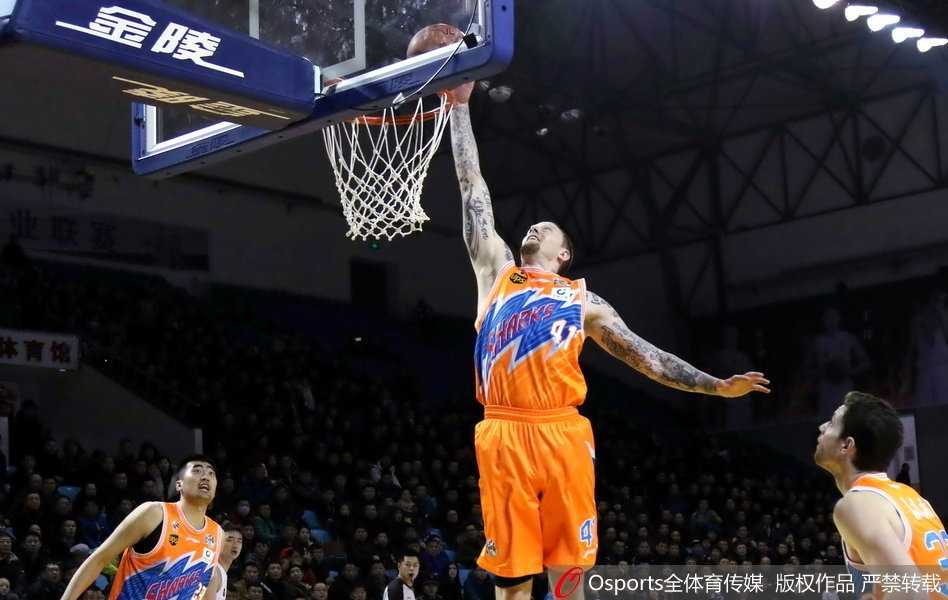 吉林东北虎主场激战上海大鲨鱼,四节苦寒假球衣憾负 吉林队国内核心姜伟泽在严密防守下飞身救球,展现出顽强的拼搏精神