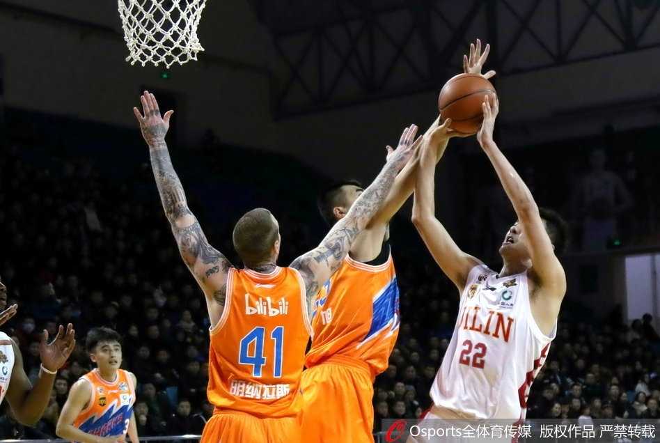 吉林东北虎主场激战上海大鲨鱼,四节苦寒假球衣憾负 上海大鲨鱼球员在吉林队内线高高跃起,完成一记势大力沉的单手灌篮