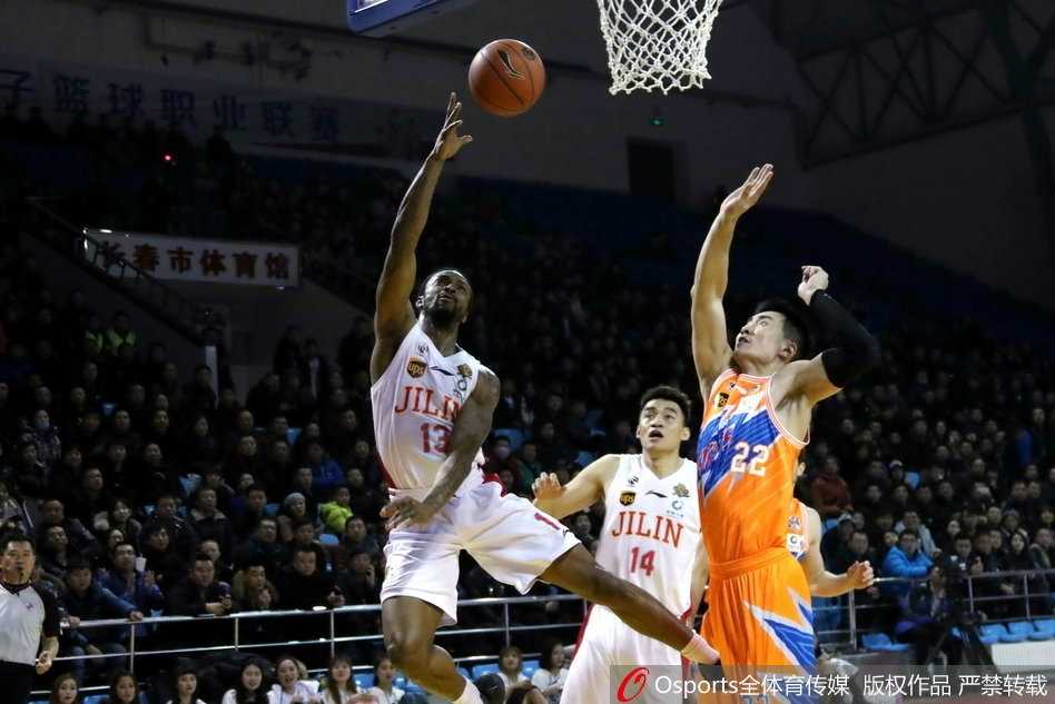 吉林东北虎主场激战上海大鲨鱼,四节苦寒假球衣憾负 终场哨响,吉林队员神情落寞地走向场边,上海队员则相互击掌庆祝这场来之不易的胜利