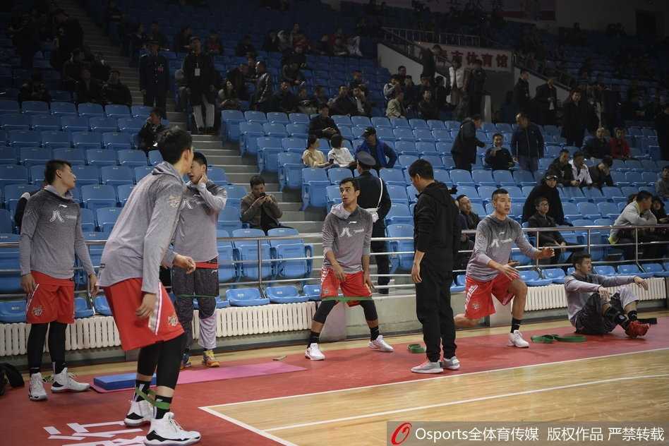 兰德里面带微笑，正在进行拉伸放松，轻松的神态下隐藏着强大的求胜欲，他在这场比赛中砍下了20分12篮板的完美数据。