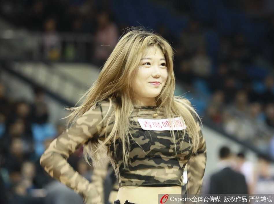 在炫目的主场灯光下，两位篮球宝贝面对面热舞，她们的身姿矫健，配合默契，用充满力量的舞蹈动作展现着篮球运动的另一种活力之美。