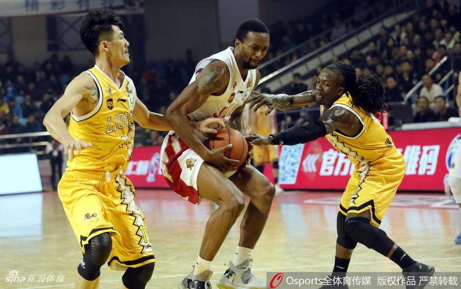 刘铮抢断后如离弦之箭快下，轻松上篮得分一气呵成