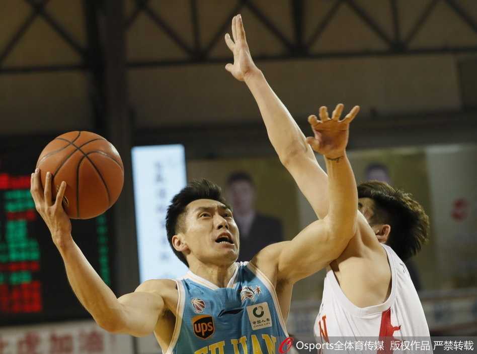 赵泰隆持球快攻如流星划过夜空，防守球员奋力回追却鞭长莫及，整个体育馆都为这次闪电突袭屏息。