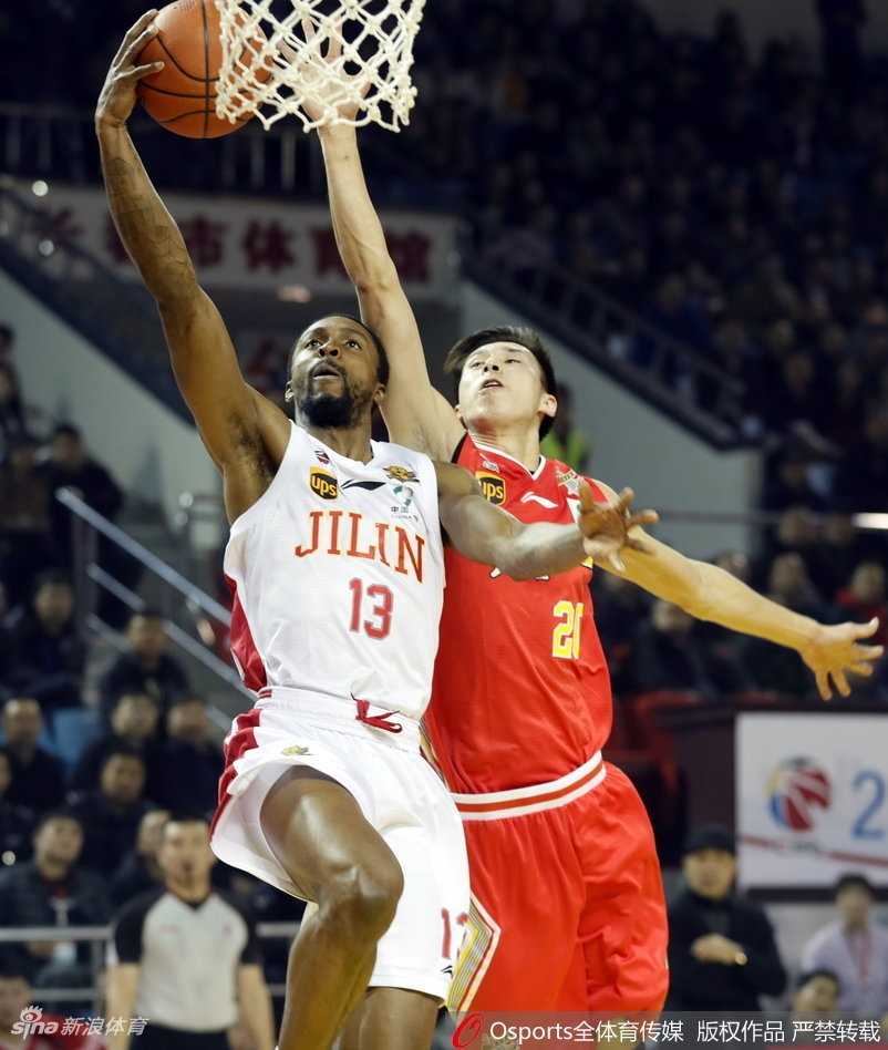 “神鸟”兰德里在八一队张祖铭的严密防守下，依然凭借强悍的身体素质拼抢下篮板球，眼神中充满了对胜利的渴望。