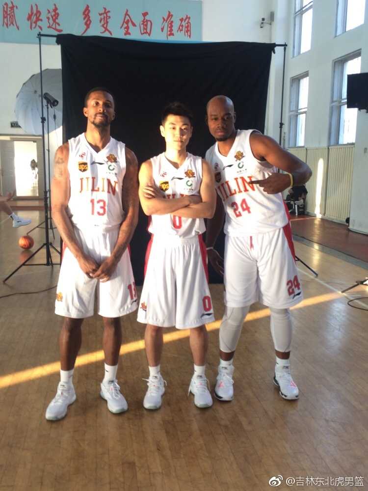 训练场上兰德里背身单打，韦弗在一旁随时准备接应，高诗岩专注地看着前方，三人之间无声的默契仿佛在为新赛季的冲锋积蓄力量。