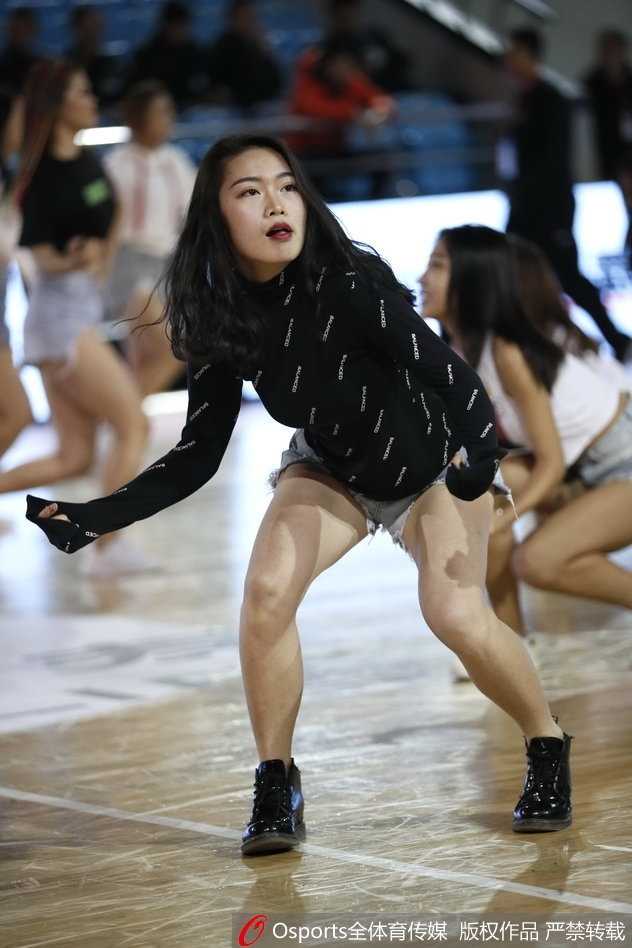 动感节奏中，长发如黑色的瀑布般倾泻，队员们整齐划一的甩头动作，展现出训练有素的团队默契。