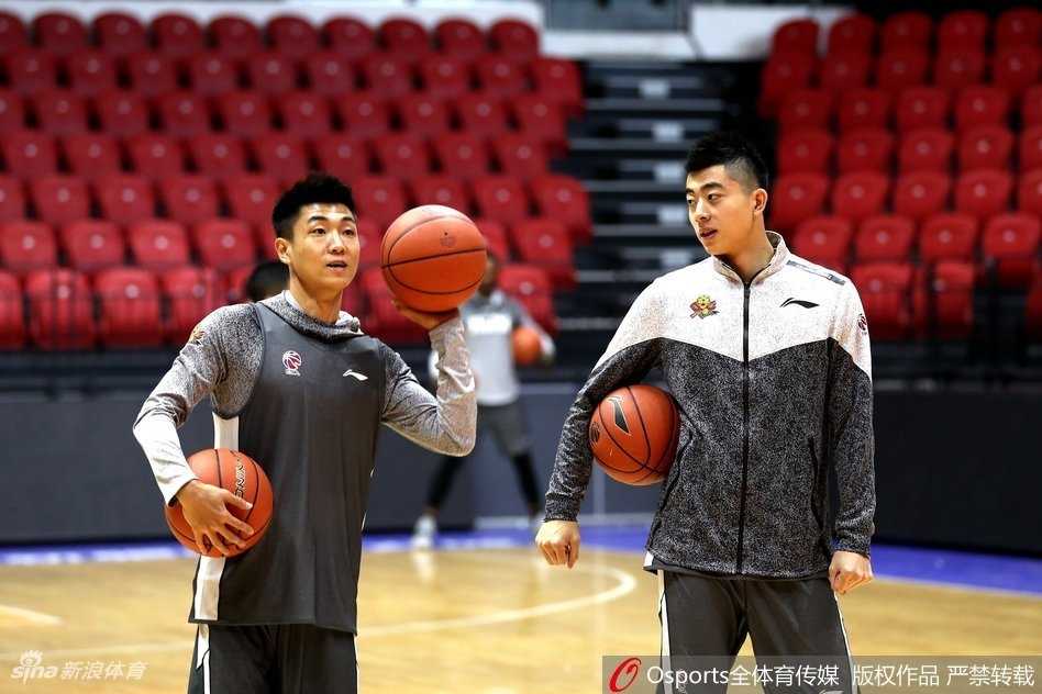 吉林男篮备战揭幕战气氛火热 “神鸟”兰德里训练场变身活宝逗乐全队 面对镜头,兰德里做出夸张的鬼脸,咧嘴大笑的神态仿佛不是在备战揭幕战,而是在参加一场篮球嘉年华。