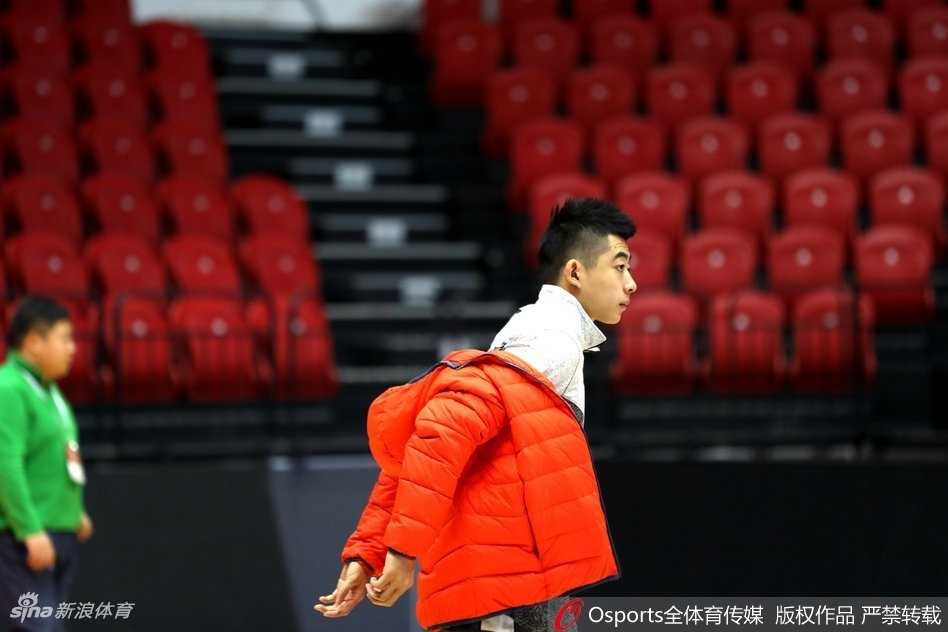 吉林男篮备战揭幕战气氛火热 “神鸟”兰德里训练场变身活宝逗乐全队 兰德里在训练中露出搞怪表情,张嘴瞪眼化身表情包,逗乐了场边所有队友和工作人员。