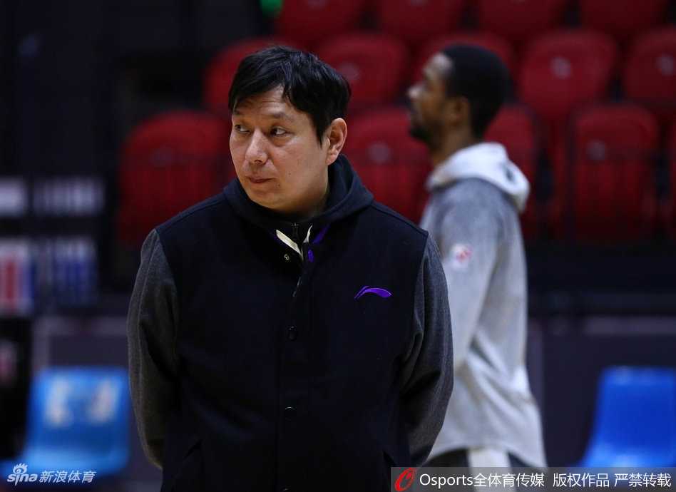 吉林男篮备战揭幕战气氛火热 “神鸟”兰德里训练场变身活宝逗乐全队 队友在场上训练,兰德里在场下搞怪抢镜,画面充满喜感,展现了球队内部融洽的化学反应。