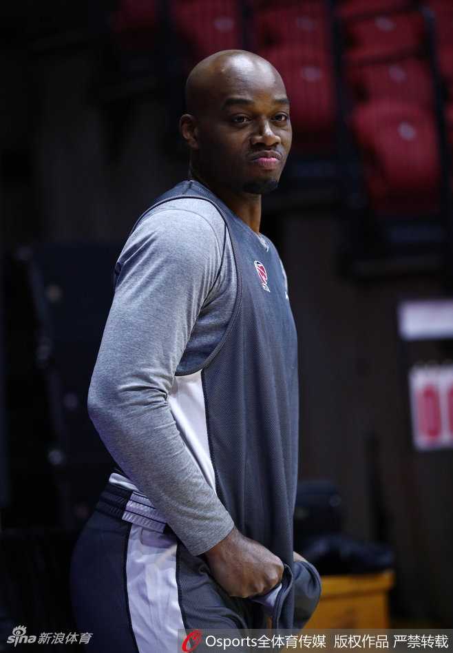 吉林男篮备战揭幕战气氛火热 “神鸟”兰德里训练场变身活宝逗乐全队 韦弗在场边拉伸,背景中的兰德里表情鬼马,两位火箭旧将的互动成为训练场外最有趣的风景线。