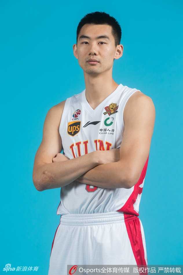 兰德里与韦弗并肩而坐，眼神交流默契十足，仿佛在私下密谋新赛季的战术配合，身后的吉林队徽闪耀着期待的光芒。