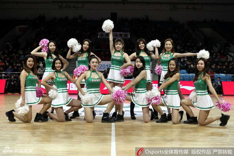 吉林篮球宝贝热力四射,赛场瞬间燃爆春城冬夜 镜头定格在啦啦队员的甜美笑容上,青春气息扑面而来