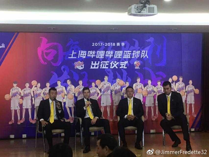 在聚光灯下，弗雷戴特手持篮球，对着镜头露出标志性的自信微笑，仿佛在向对手宣告新赛季的王者的归来。