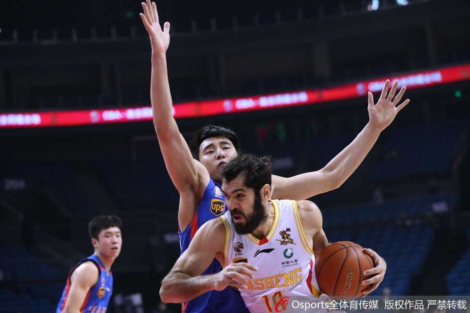 天津队德里克·威廉姆斯高高跃起，以一记势大力沉的单手劈扣终结进攻，整个篮筐都在颤抖，仿佛在宣告客队不可动摇的胜利。