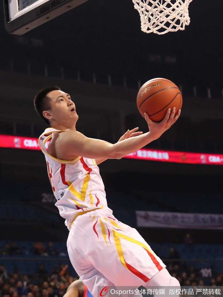 天津队悍将徐磊卡位抢下关键篮板，他面目狰狞，青筋暴起，展现出一股舍我其谁的霸气，为球队的反击吹响号角。
