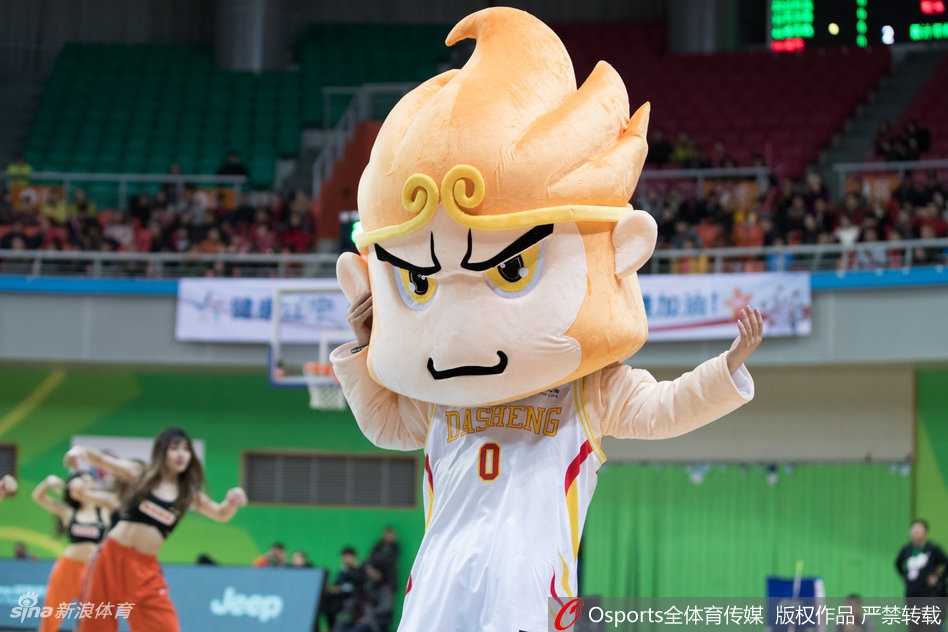 同曦啦啦队寒冬热舞燃爆赛场 青春力量舞动CBA主场 三名同曦啦啦队员排成一列,动作整齐划一,黑色的长靴和红色的短裙在球场地板上显得格外醒目