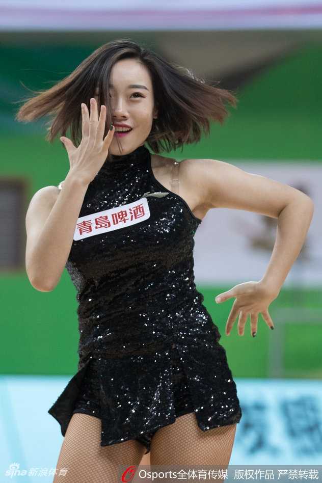 同曦啦啦队寒冬热舞燃爆赛场 青春力量舞动CBA主场 在灯光聚焦下,一位队员扎着高高的马尾,精致的侧颜和挺拔的身姿在热舞间隙定格,宛如赛场边的美丽雕塑