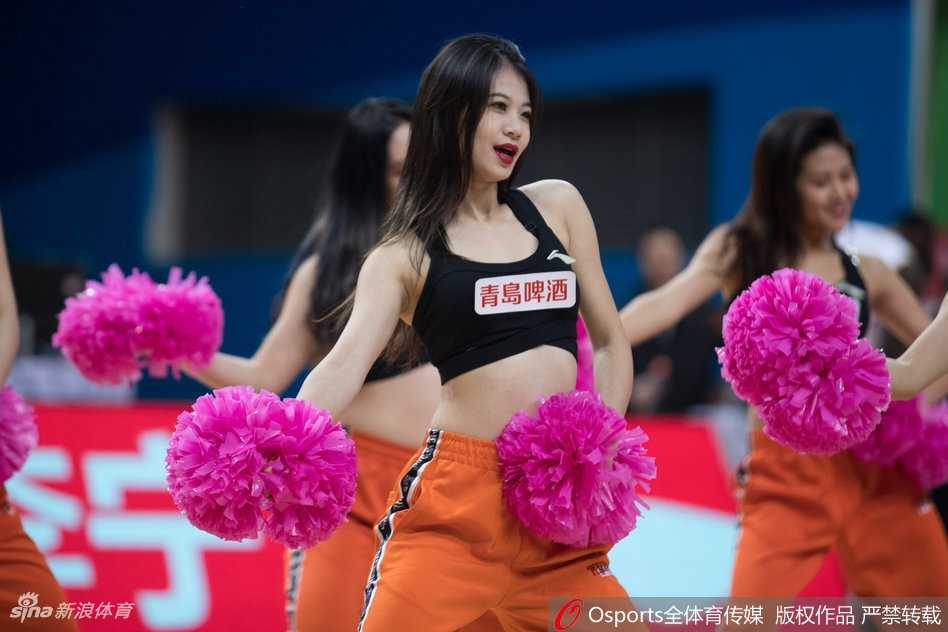 同曦啦啦队寒冬热舞燃爆赛场 青春力量舞动CBA主场 镜头拉近,一位同曦啦啦队员脸上洋溢着灿烂的笑容,健康的肤色与自信的神情展现出当代大学生的青春风采