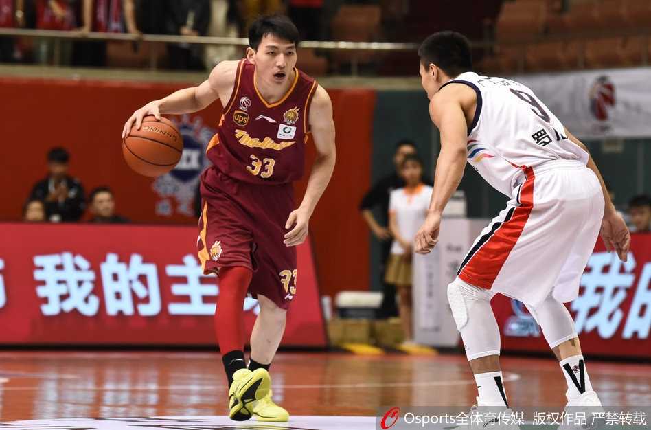 广州队外援汉斯布鲁在浙江队内线多人合围下，高高跃起强硬摘板，肌肉碰撞的火花四溅，展现绝对统治力