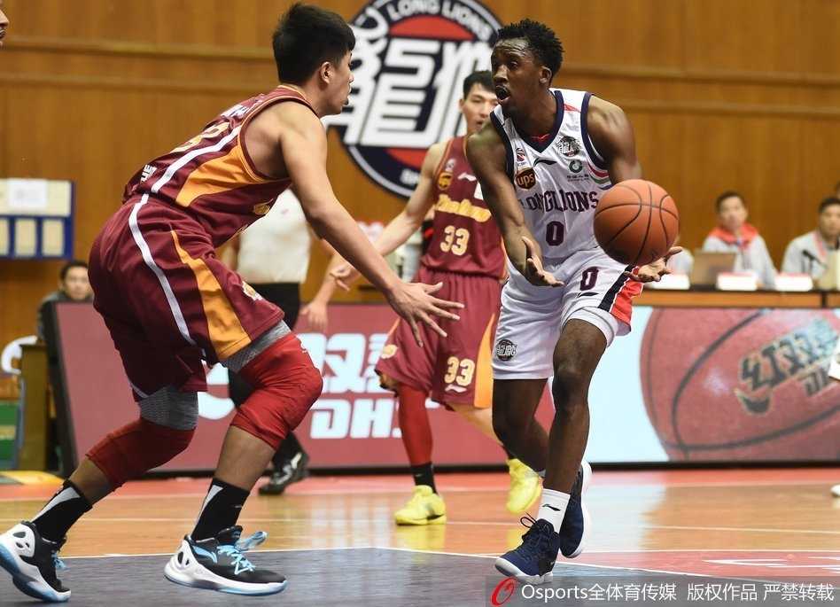 比赛最后时刻，广州队暂停布置战术，主教练崔万军手持战术板大声呼喊，球员们围成一圈神情紧张而专注