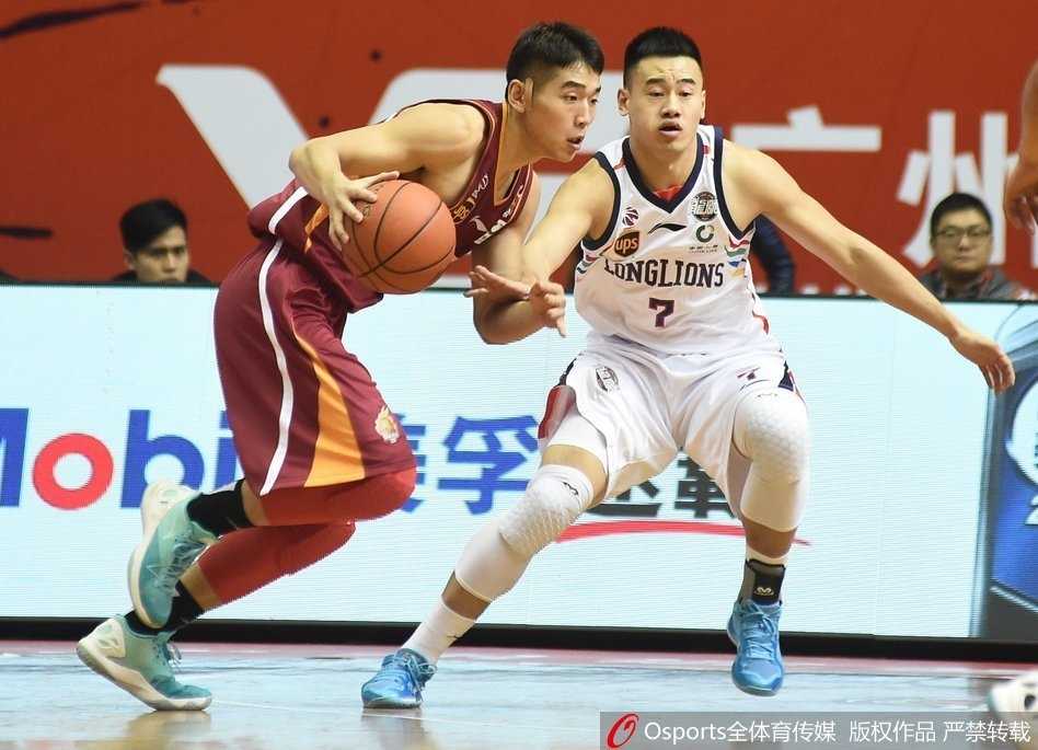 克里斯顿命中压哨绝杀后，广州队球员疯狂冲进场内拥抱庆祝，汉斯布鲁激动地挥舞拳头，现场气氛达到顶点