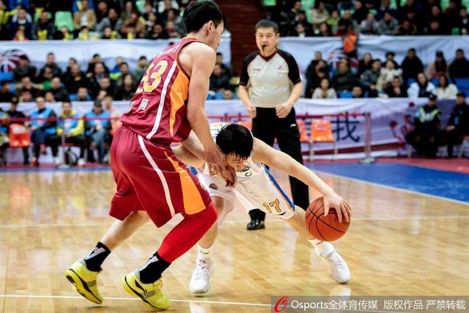 吴前狂砍四十二分引领浙江狂潮 四川主场惨败告别赛季 威姆斯犹如一道白色闪电撕裂四川队的防线,高高跃起单手劈扣,整个球馆都能感受到他爆炸性的力量。