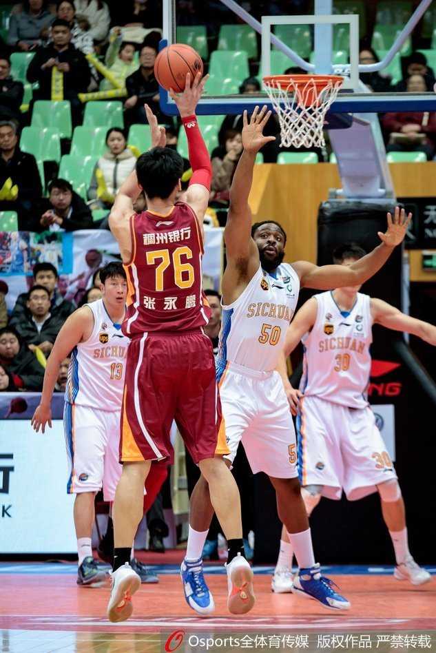 吴前狂砍四十二分引领浙江狂潮 四川主场惨败告别赛季 吴前在对手的严防死守下依然坚决出手,篮球划过一道完美的弧线坠入网窝,这一幕让全场沸腾。
