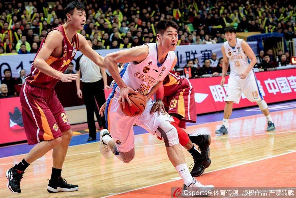 吴前狂砍四十二分引领浙江狂潮 四川主场惨败告别赛季 哈达迪利用庞大的身躯在篮下卡住位置,面对三人合围依然强硬地将篮板球收入囊中,眼神中透露出不屈的斗志。