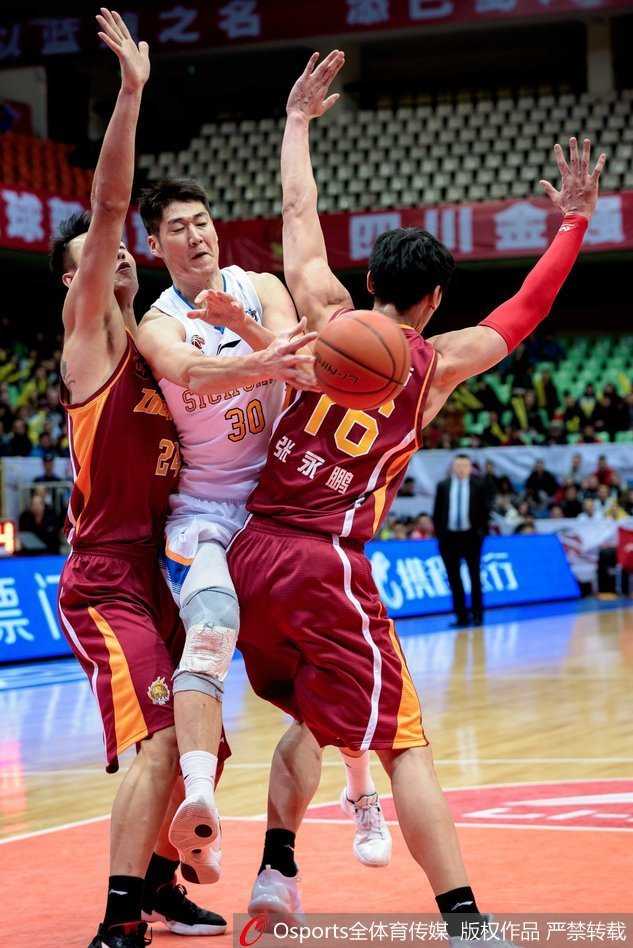 吴前狂砍四十二分引领浙江狂潮 四川主场惨败告别赛季 迪奥古在失去平衡的瞬间依然凭借出色的核心力量将球放进篮筐,这次强硬的2+1让四川队看到了一丝追分的希望。