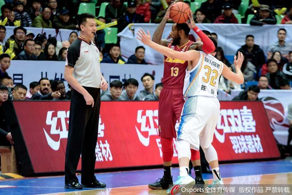 吴前狂砍四十二分引领浙江狂潮 四川主场惨败告别赛季 威姆斯在人群中高高跃起,以泰山压顶之势完成双手灌篮,这一刻他仿佛化身为球场的统治者。