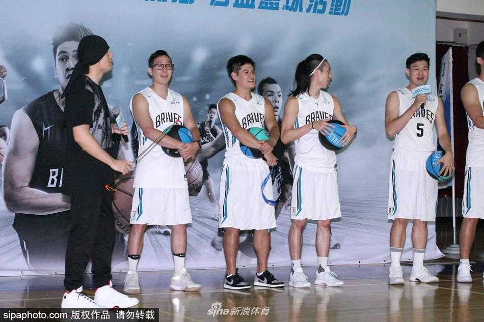 周杰伦裹头巾英姿飒爽现身球场 携富邦勇士为偏乡学童点燃篮球梦 周杰伦头绑黑色头巾,身穿黑色球衣在球场上专注运球,眼神犀利,头巾下的表情显得英气十足,仿佛瞬间回到了热血街头球场。